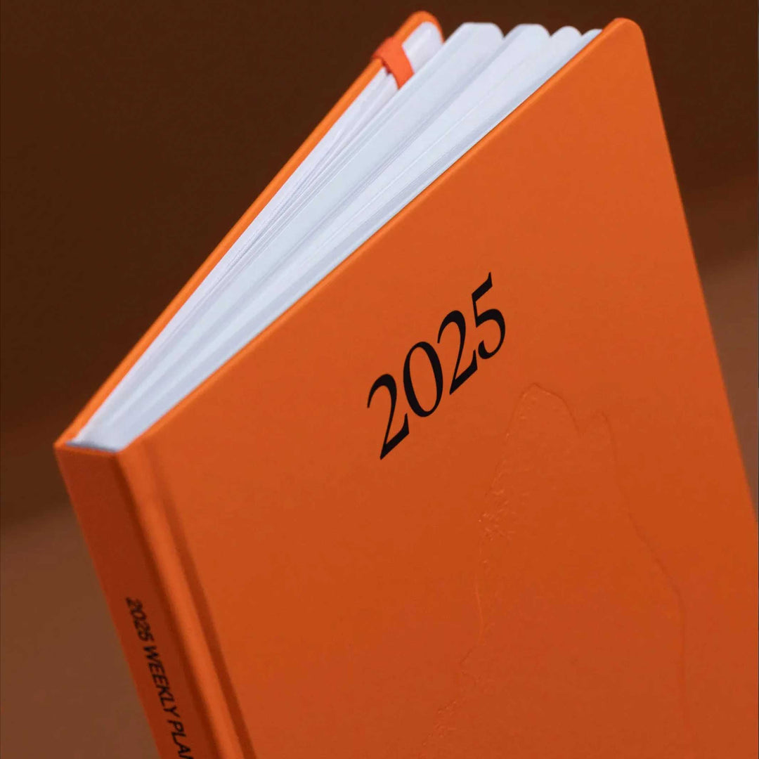 WEEKLY PLANNER 2025 - orangefarbiger  Wochenplaner - Hardcover A5 | Karst Stone Paper